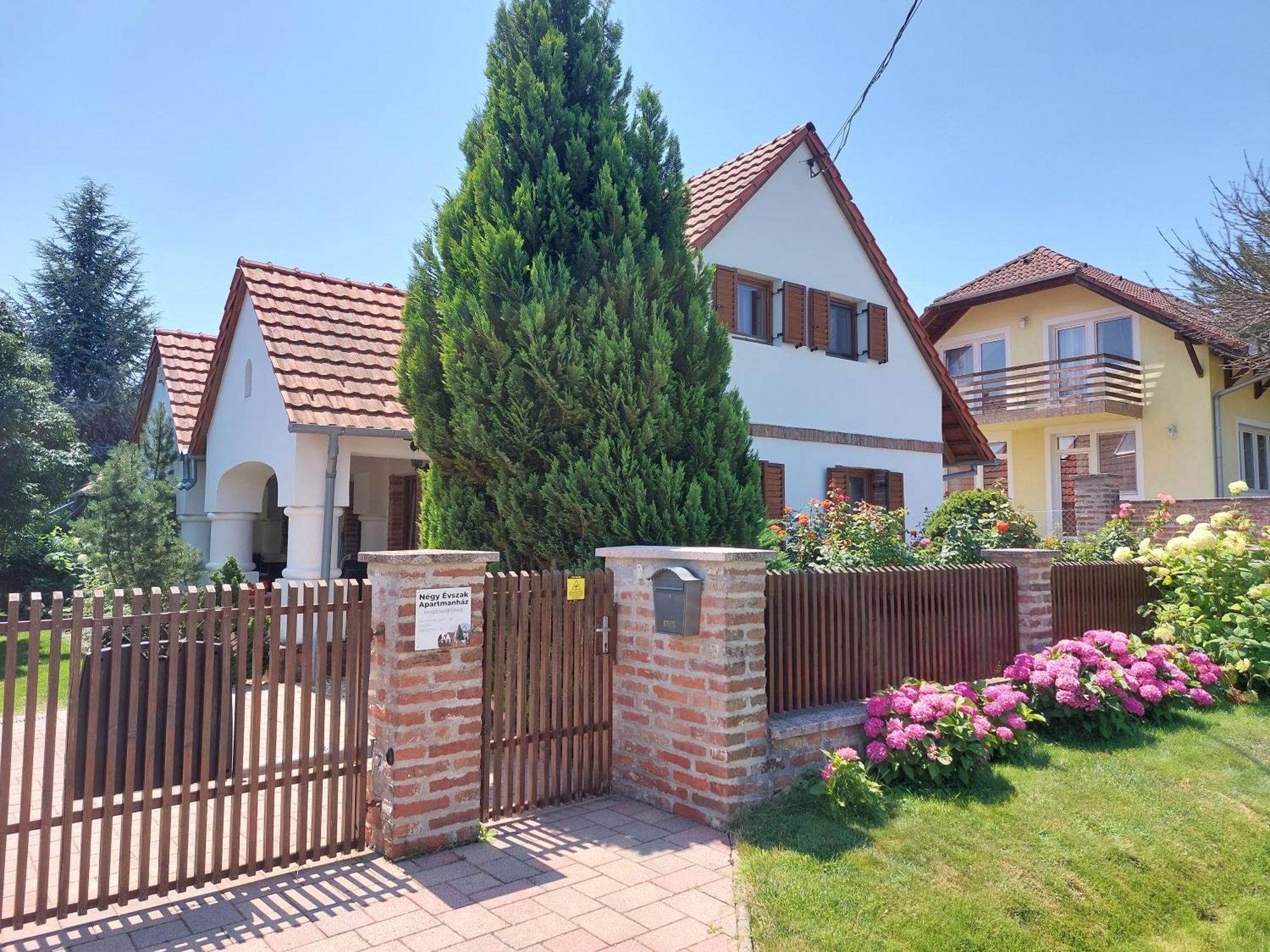 Negy Evszak Apartmanhaz 잘라카로쉬 외부 사진